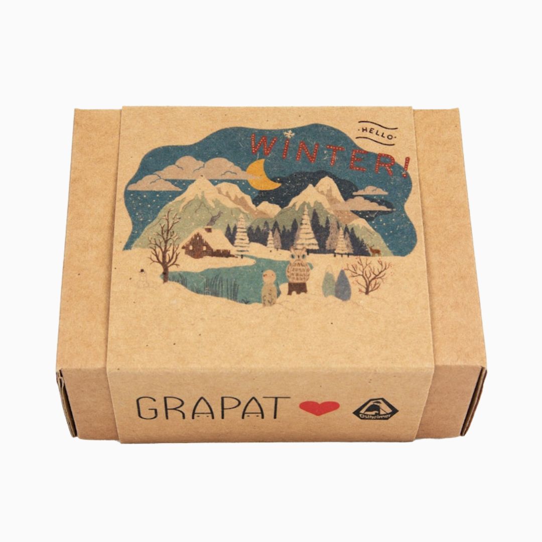 Grapat x Osterheimer hello winter seizoensbox met loose parts en houten figuren voor op de seizoenstafel of om mee te spelen 