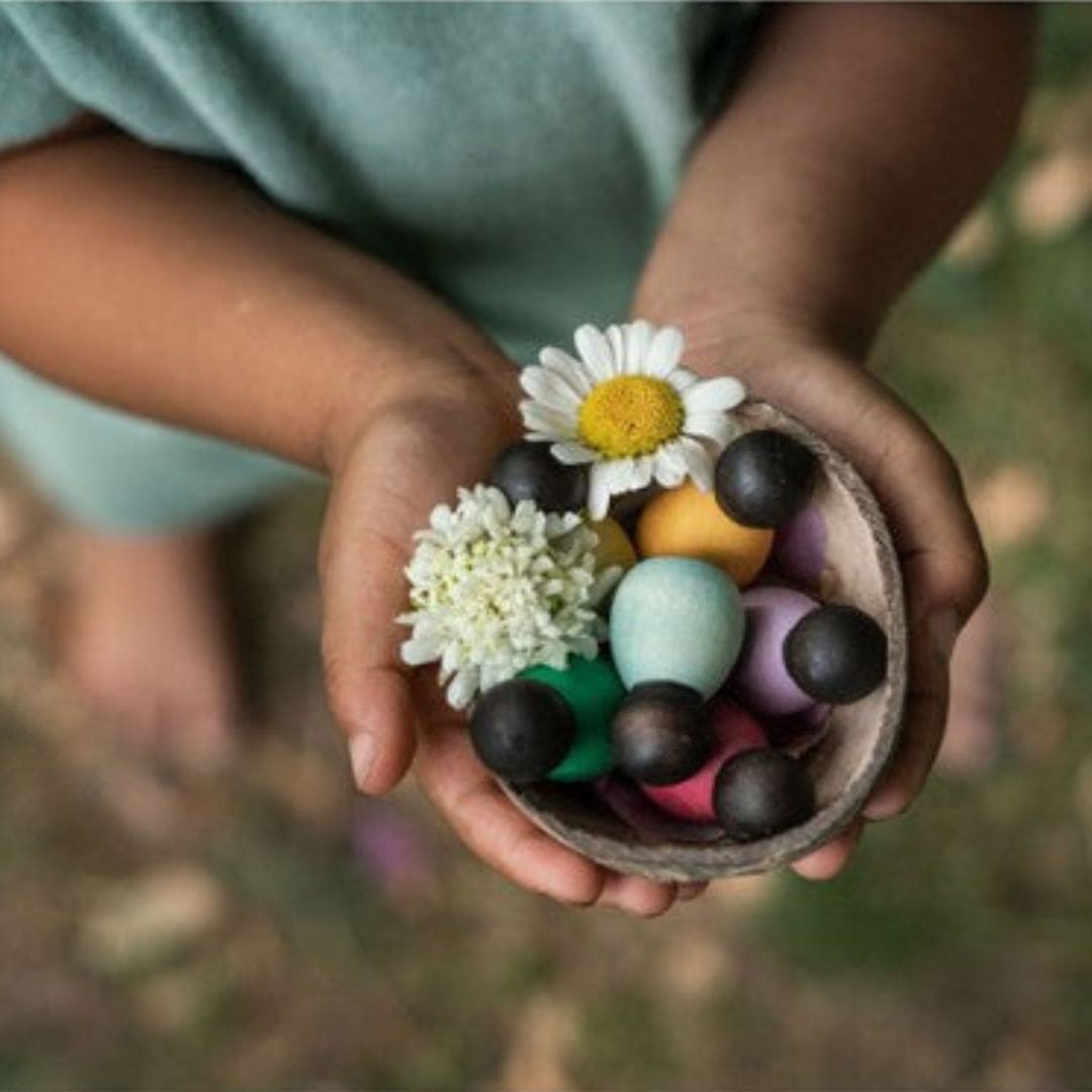 Grapat donkere houten baby nins în een schaal