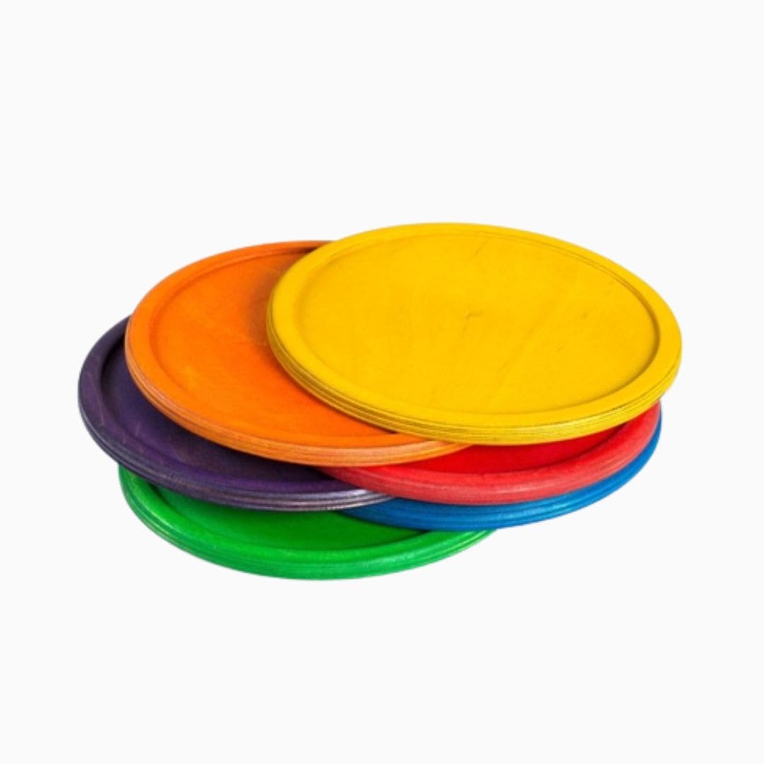 Grapat houten bordjes in kleuren van de regenboog