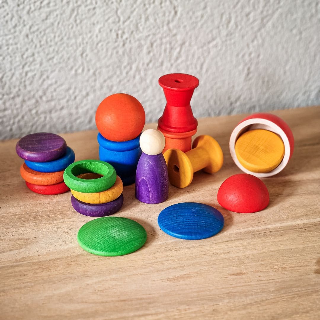 grapat loose parts treasure basket dreumes in regenboog kleuren