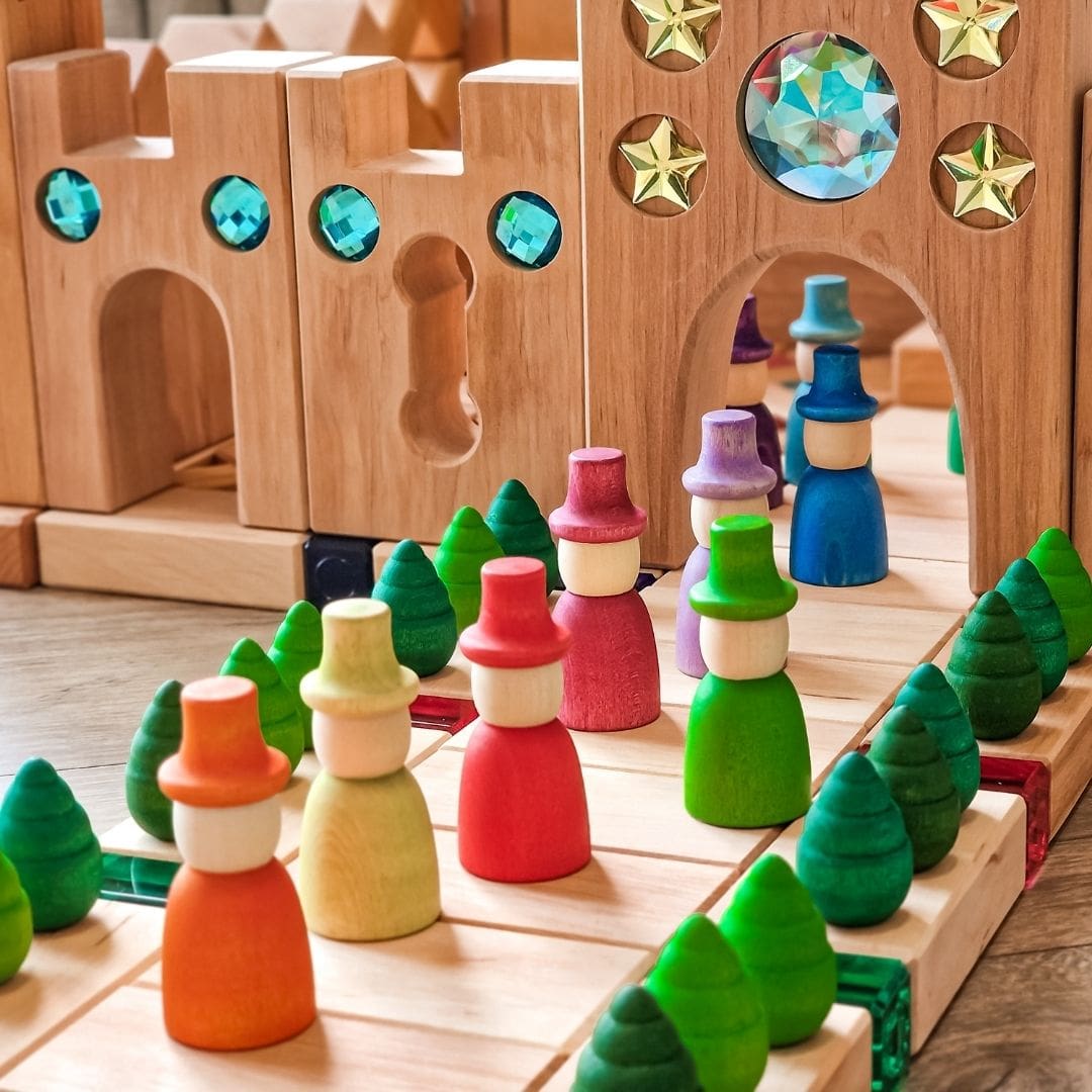 grapat nins houten poppetjes met hoed in regenboogkleuren