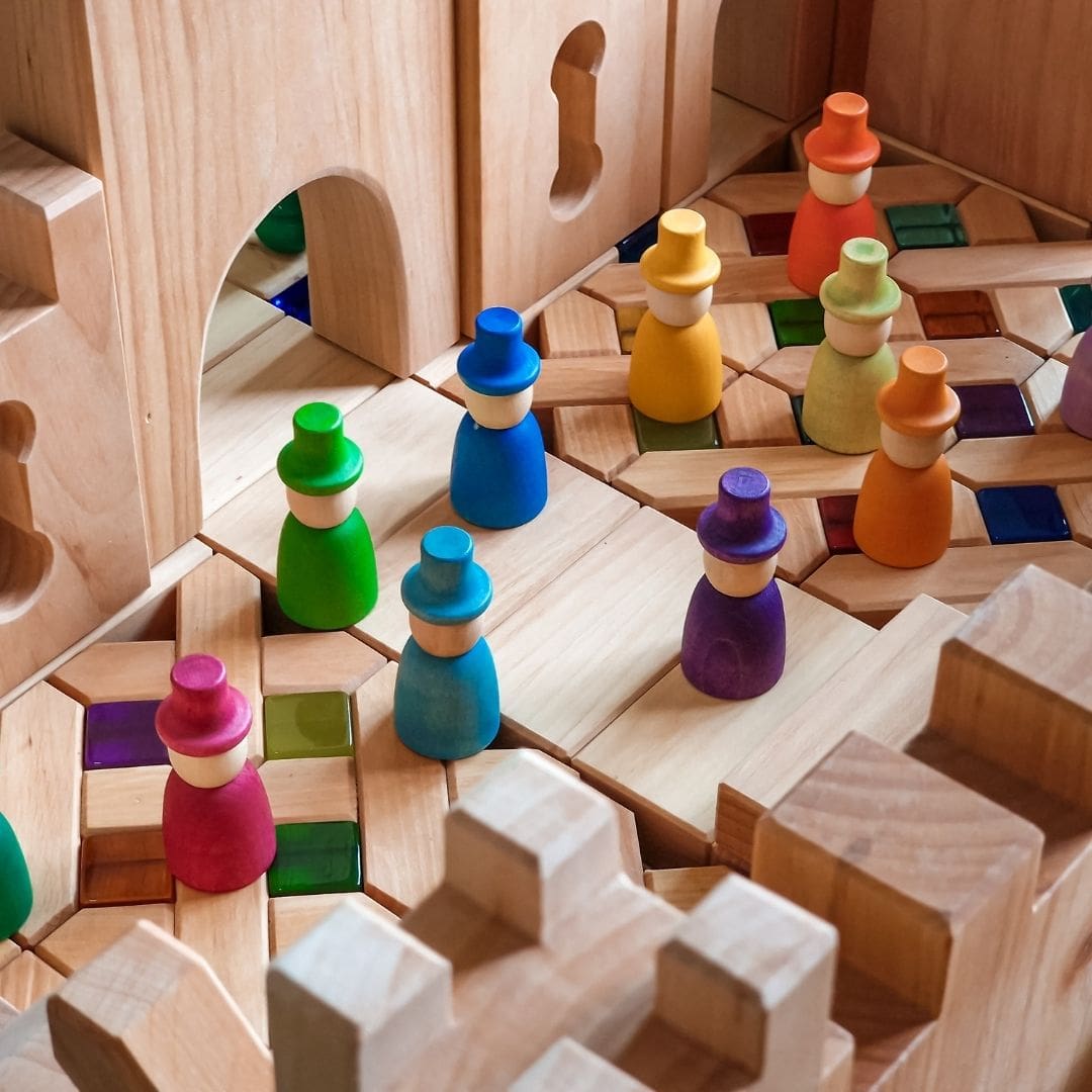 grapat nins houten poppetjes met hoed in regenboogkleuren