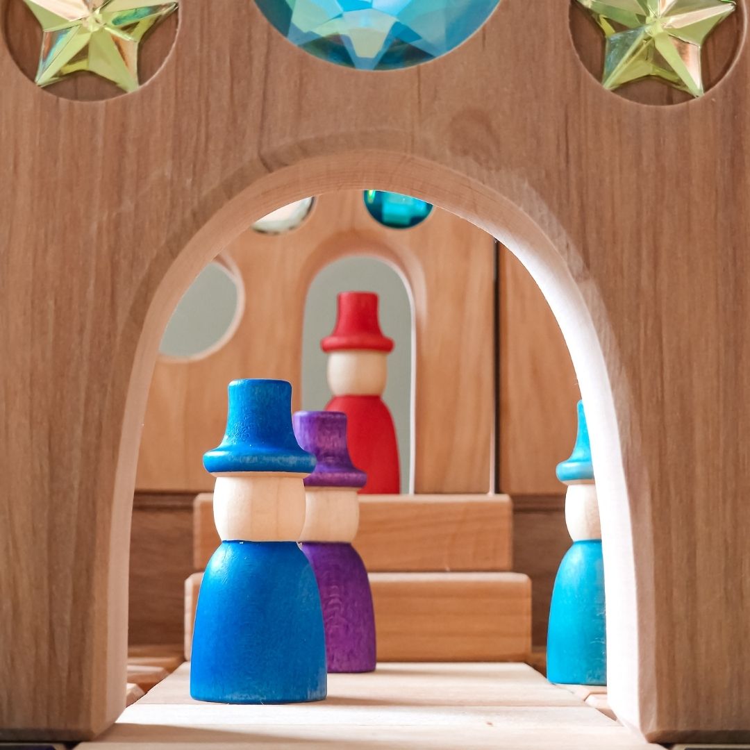 grapat nins houten poppetjes met hoed in regenboogkleuren