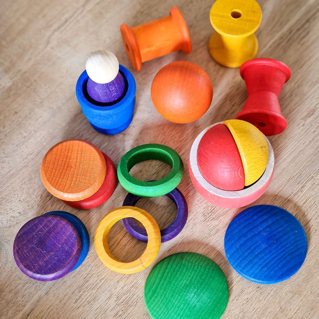 grapat loose parts treasure basket dreumes in regenboog kleuren
