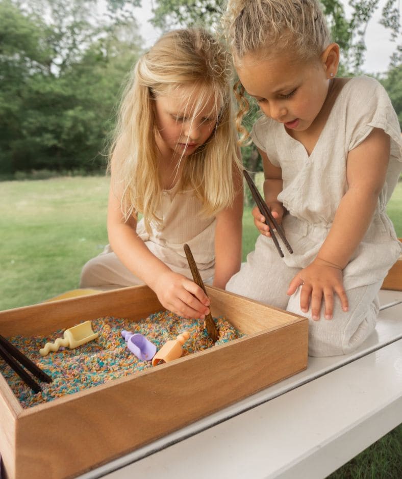 grennn accessoires voor in de speelbak, zoals schepjes, uitstekers, pincetten, zeefjes en speelbakjes
