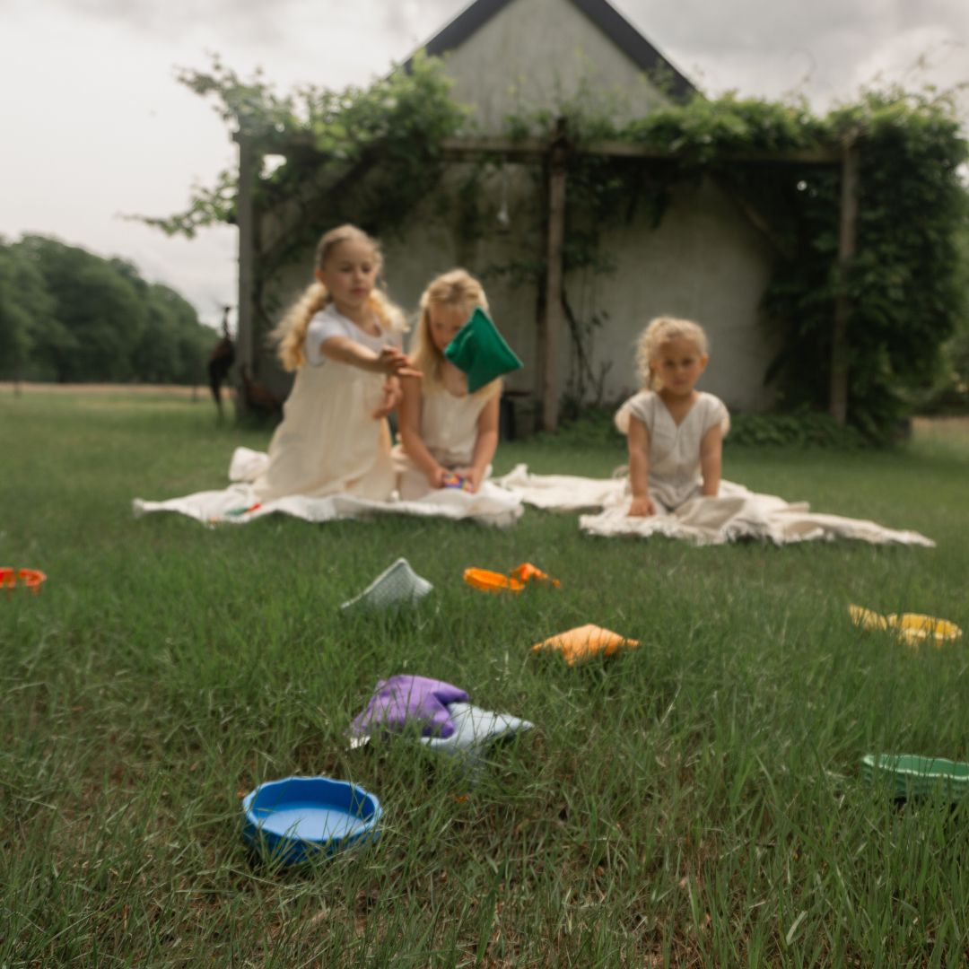Grennn x Little Botanic Label regenboog waves speelset compleet met speelschepjes, speelbakjes, pittenzakjes en speelrijst in regenboogkleuren
