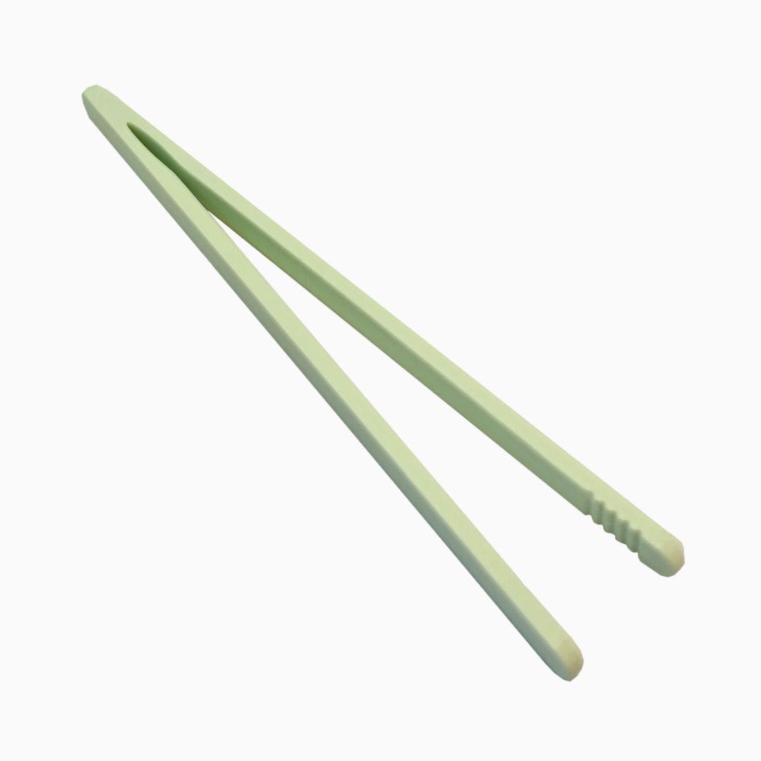 Grennn pincet voor speelrijst en kinetisch zand in de kleur pastel groen