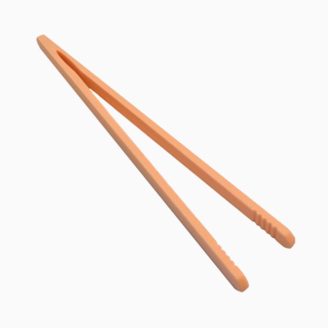 Grennn pincet voor speelrijst en kinetisch zand in de kleur pastel oranje