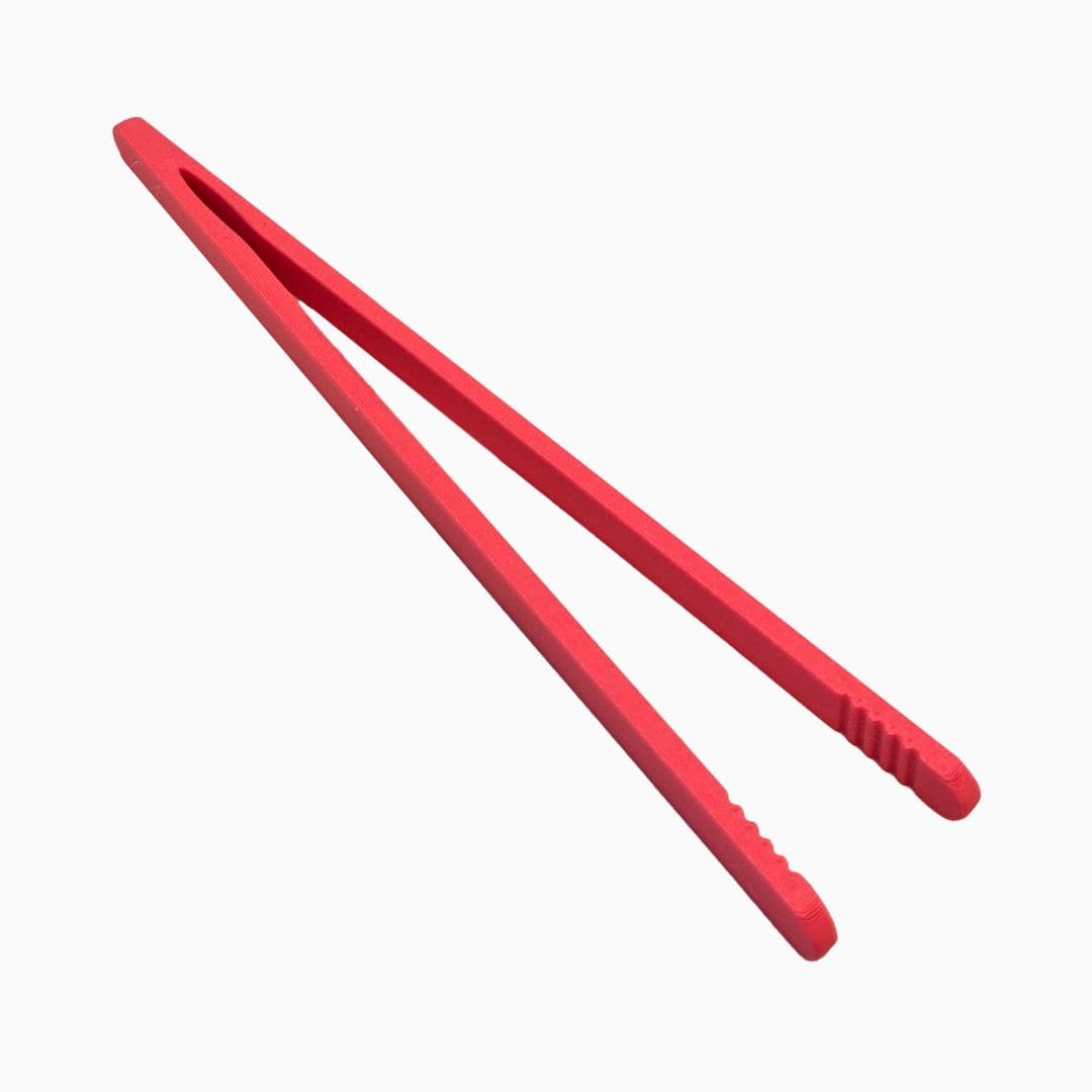 Grennn pincet voor speelrijst of kinetisch zand in de kleur pastel rood