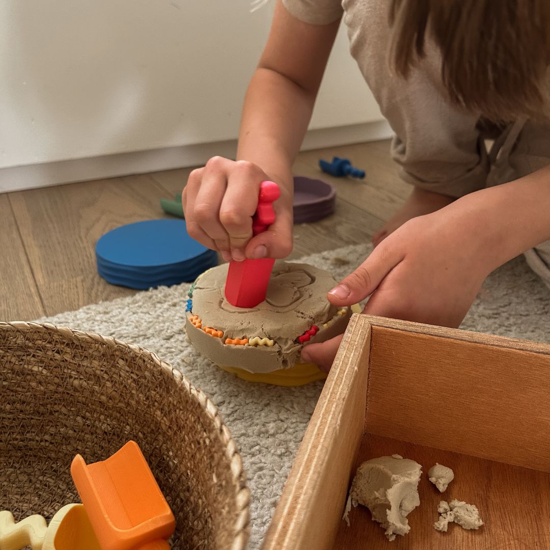 Grennn speelschep klein waves in de kleur regenboog rood
