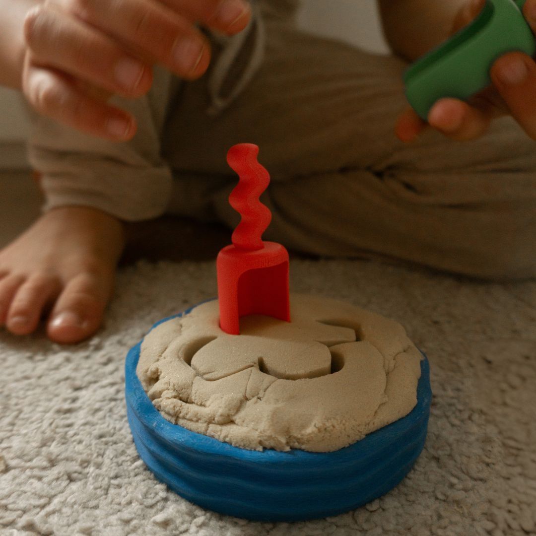 Grennn speelschep klein waves in de kleur regenboog rood