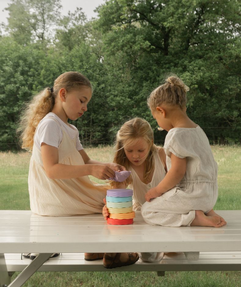 Grennn x Little Botanic Label waves collectie met sensorisch, open einde speelgoed, zoals scheptjes, pittenzakjes, speelrijst en speelbakjes