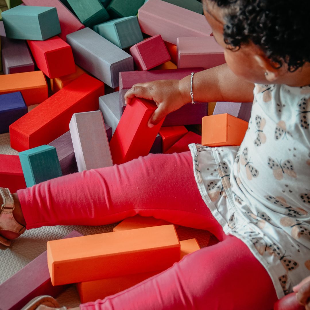 Grimms piramide houten blokken set in regenboogkleuren