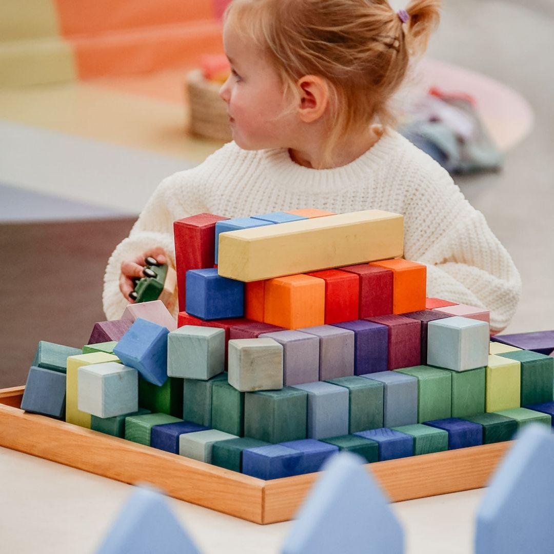Grimms piramide houten blokken set in regenboogkleuren