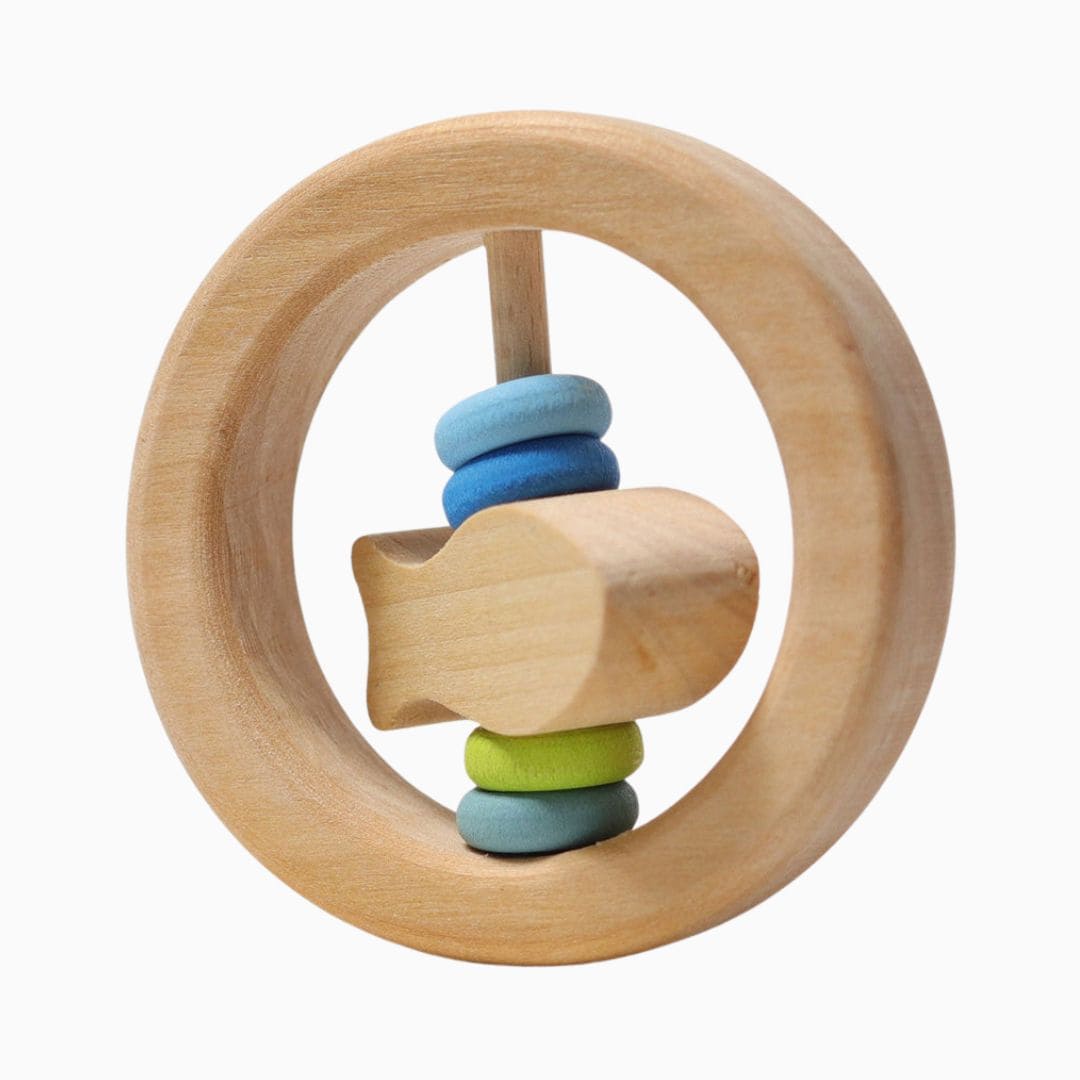 grimm's ronde houten rammelaar met een vis en blauw en groene kralen