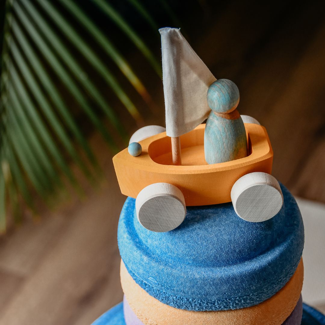 grimms houten zeilboot set van 4 met houten poppetjes