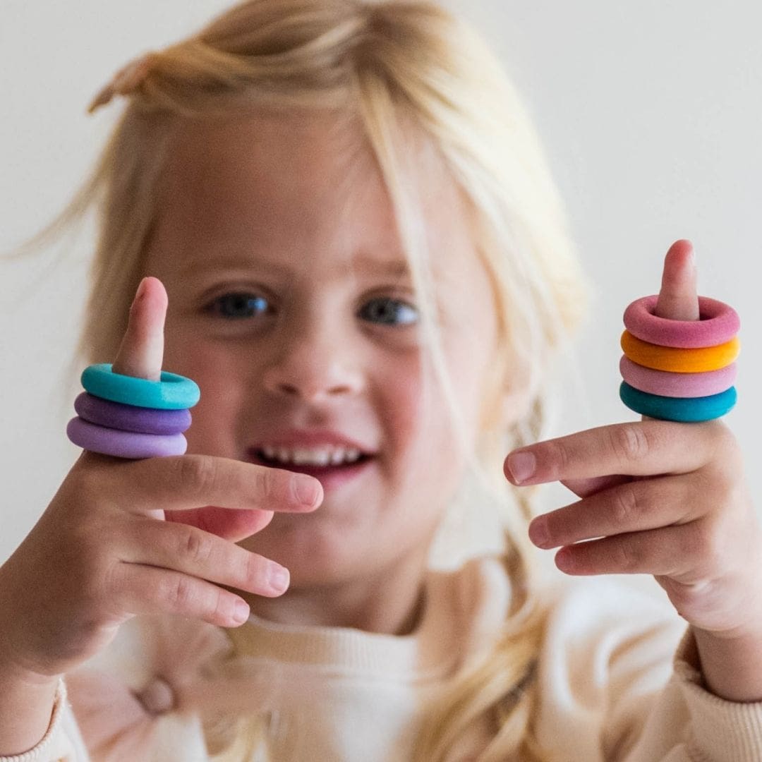 Grimms set van 24 houten ringen in pasteltinten