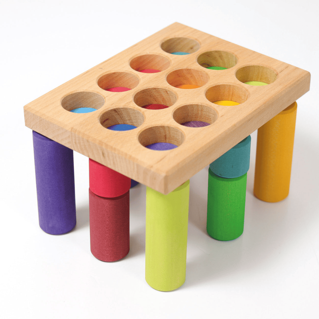 Grimms sorteerbord met houten staven in drie formaten in regenboogkleuren