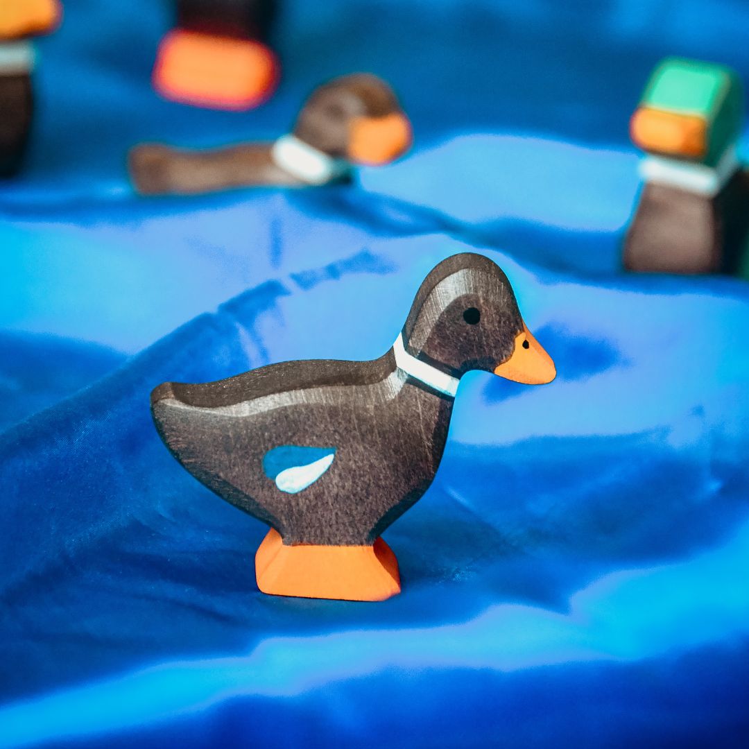 Holztiger houten eend staand