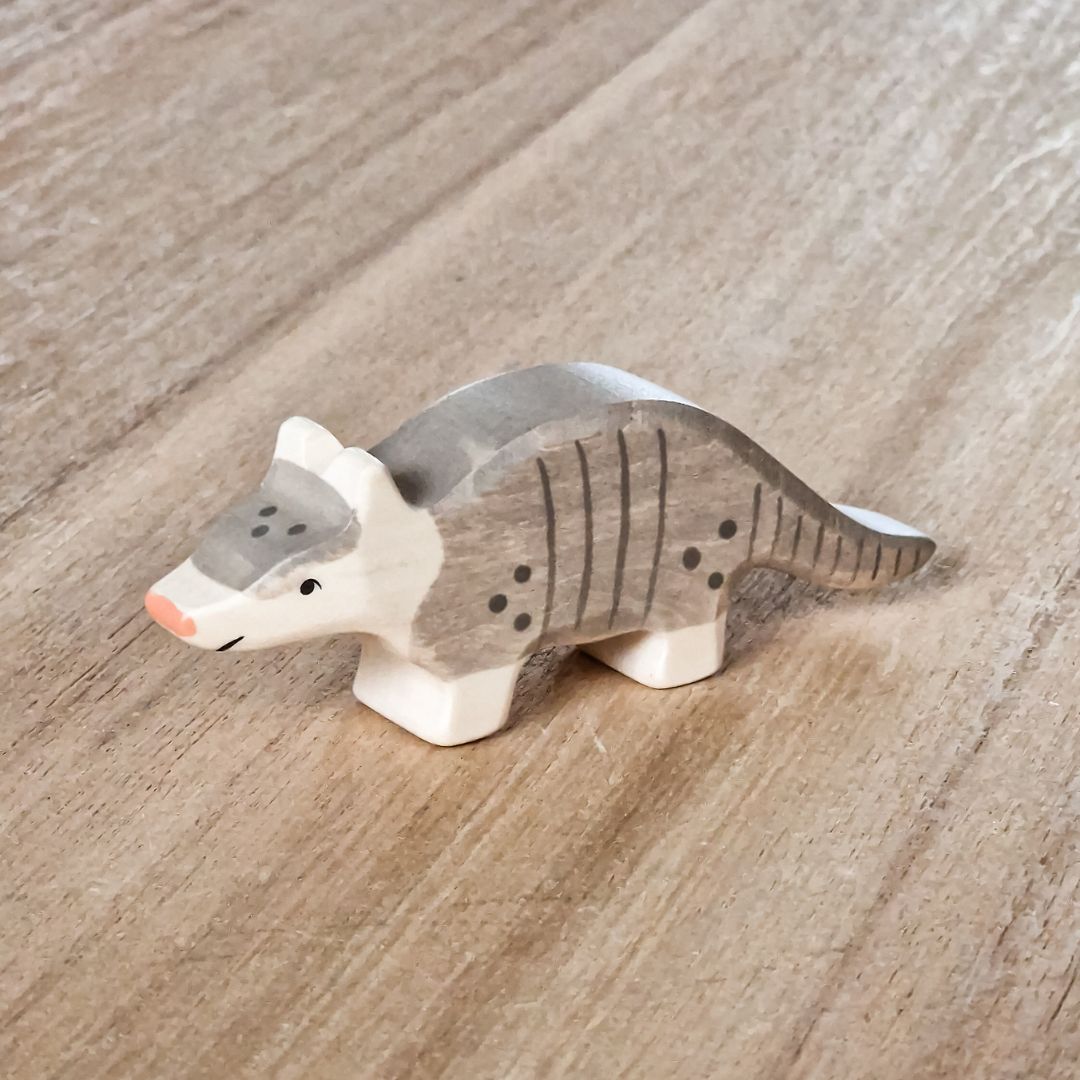 Holztiger gordeldier handgemaakt speelfiguur van esdoornhout 