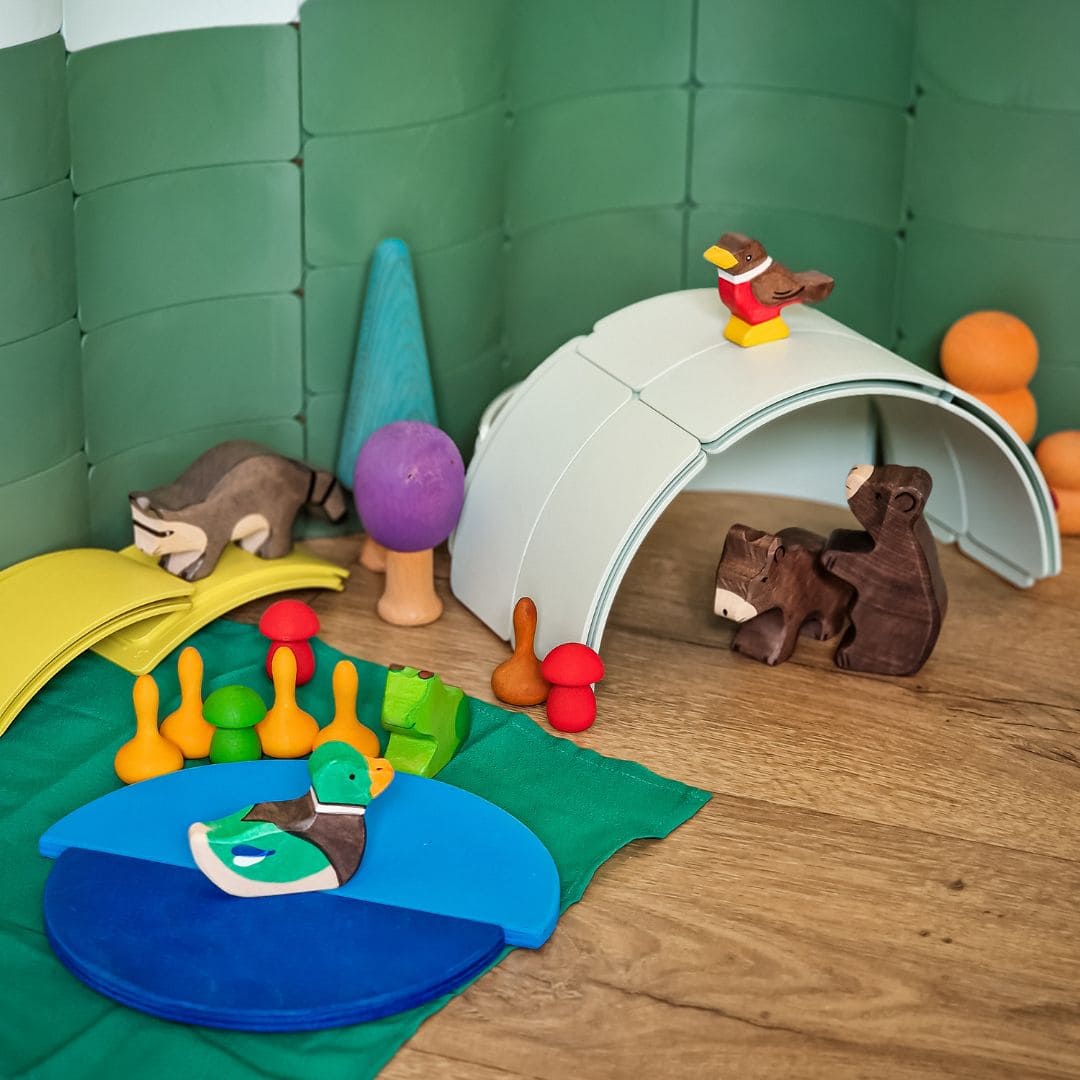 Holztiger roodborstje van hout in small world play setting