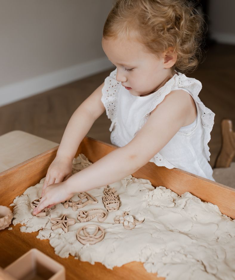 Kinetisch zand vormpjes om in zand te steken van Grennn bij Studio Bambacht