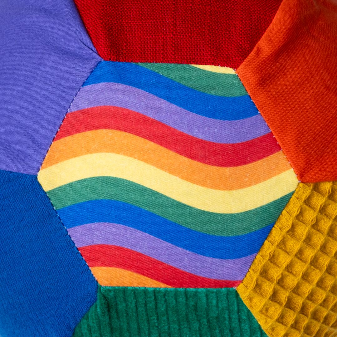 Little Botanic Label ballonbal van stof in regenboogkleuren