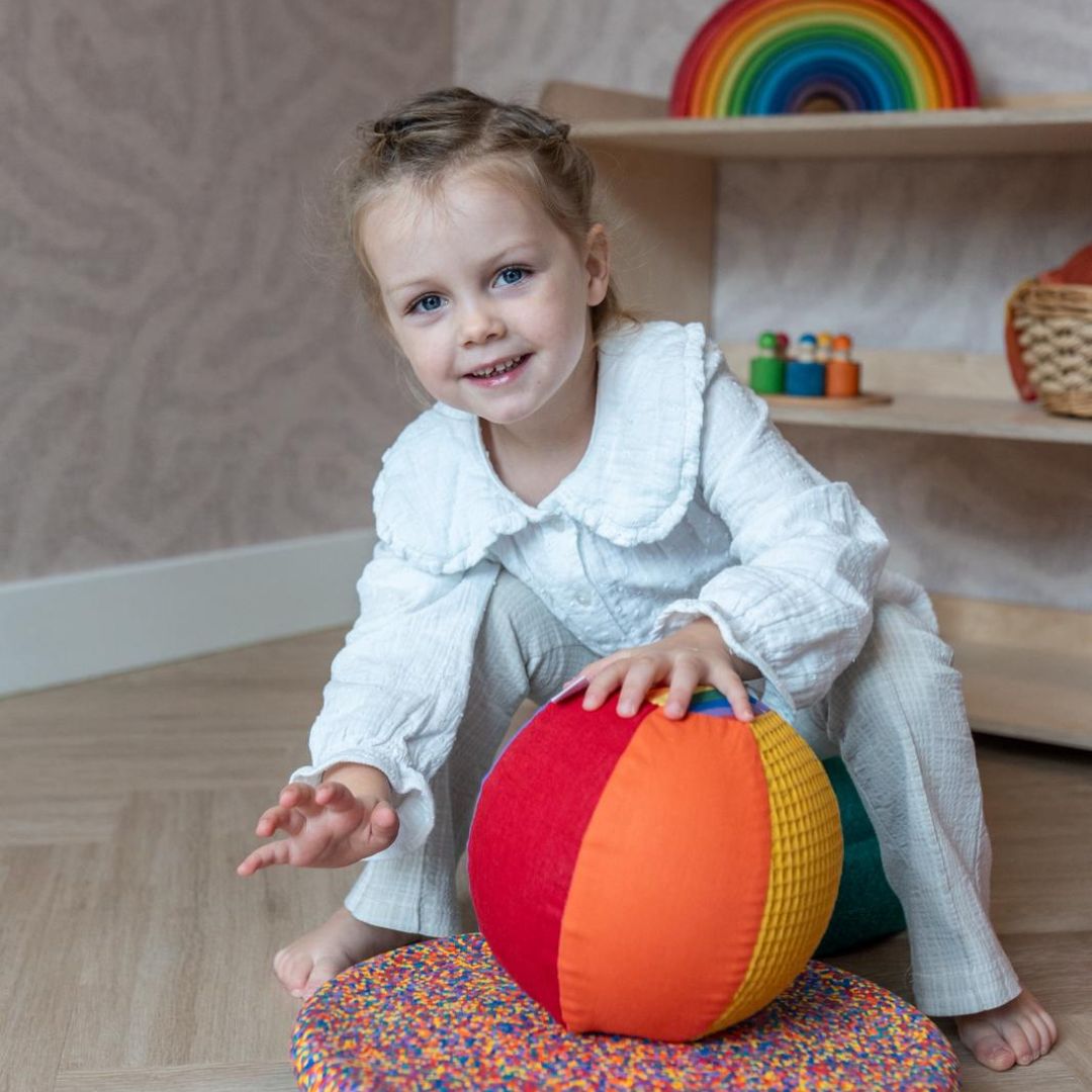 Little Botanic Label ballonbal van stof in regenboogkleuren