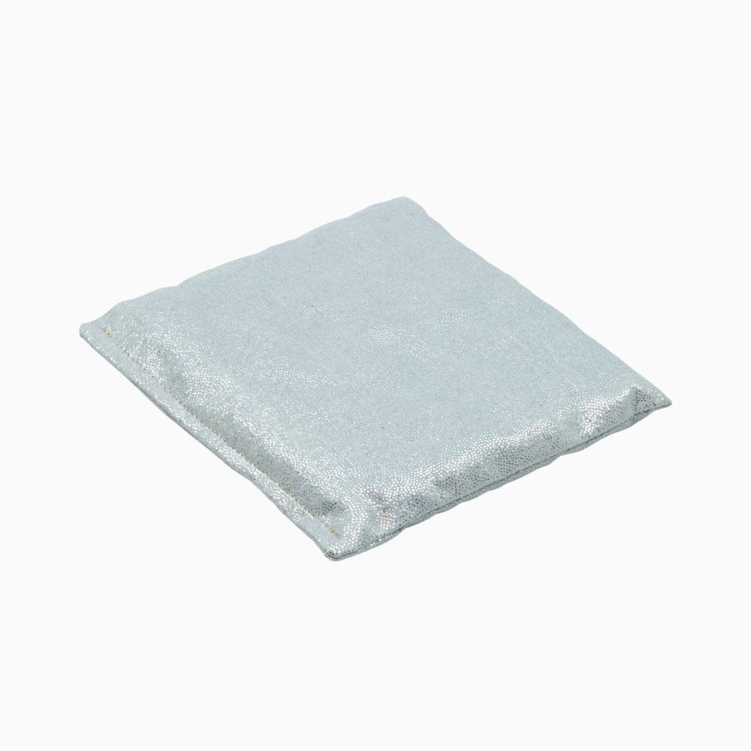 Sensorisch pittenzakje van Little Botanic label in de kleur holo silver