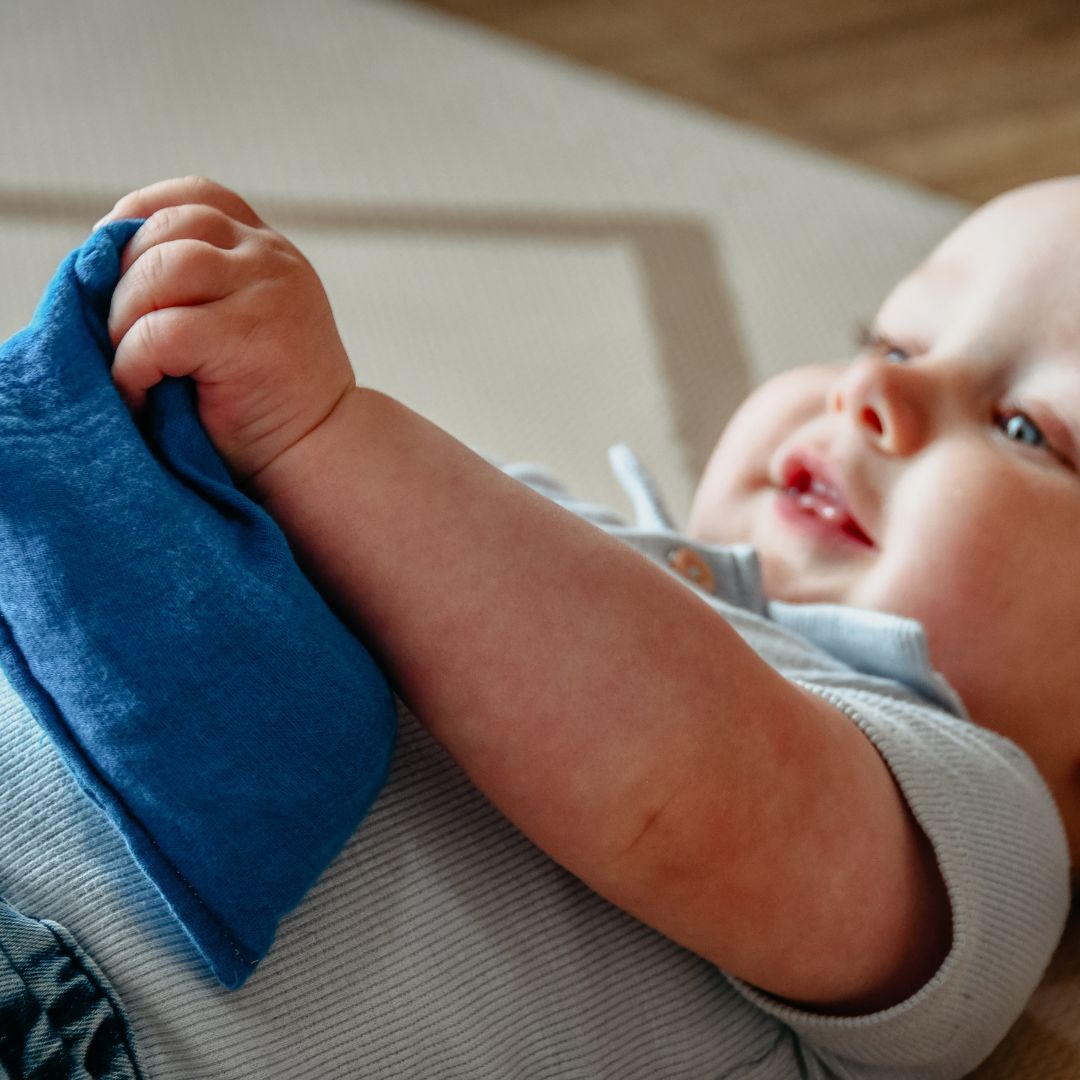 Little Botanic label sensorisch pittenzakje blauw hydrofiel katoen