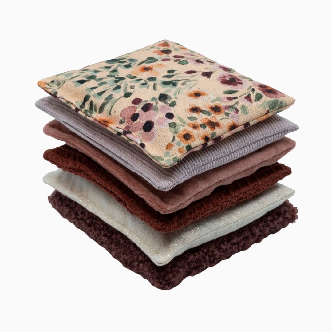 sensorische pittenzakjes van little botanic label in de kleur rouge