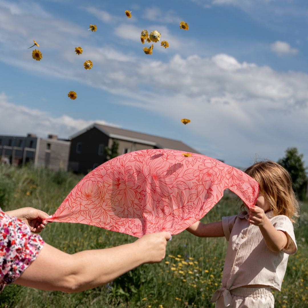Little Botanic Label playcycle speeldoek botanicals lichtrood met bloemenprint