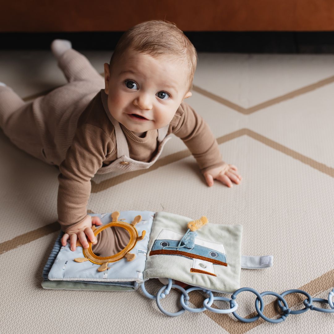 Little Dutch stoffen knisperboekje Sailors Bay blauw