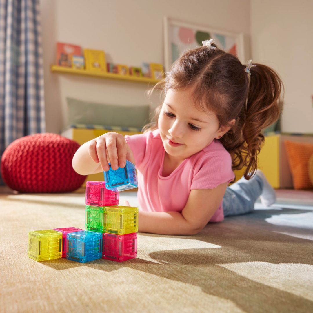 Magna Tiles MicroMages cubes travel set met 9 mini magnetische tegels in vier kleuren in kubus vorm