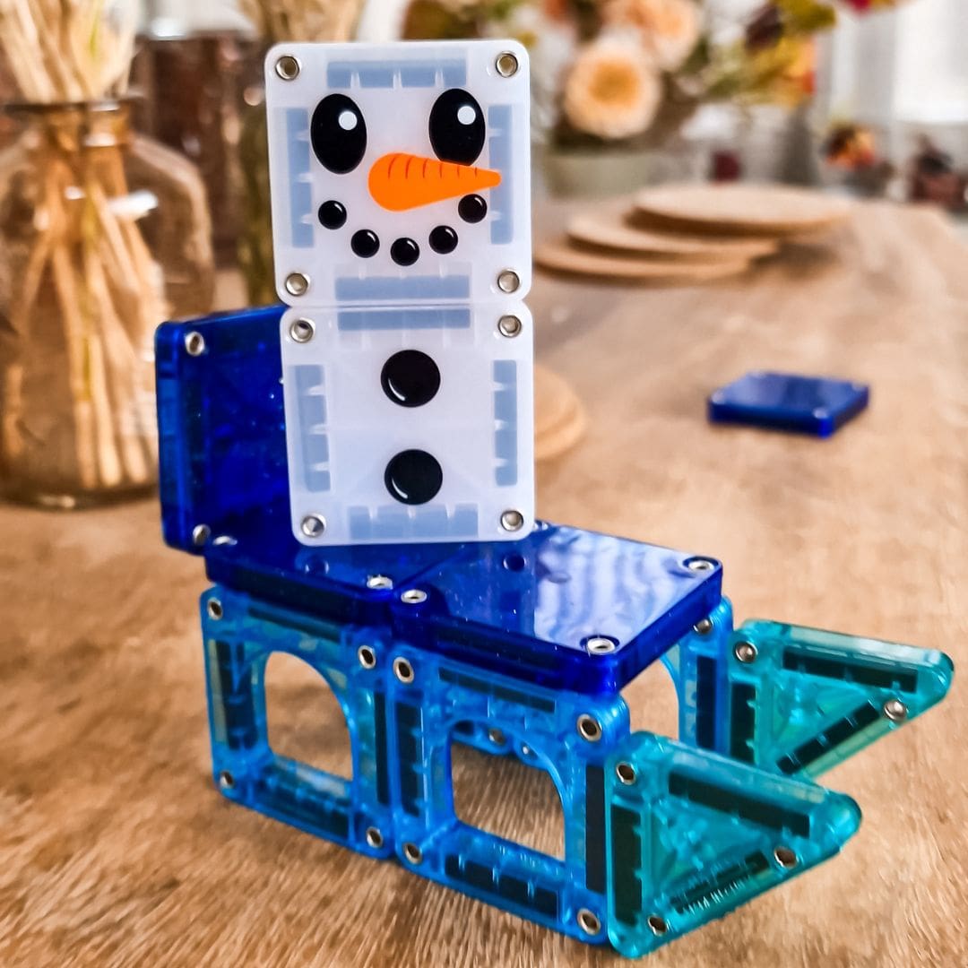 MagnaTiles travelset met mini magnetische tegels in het thema winter wonderland 