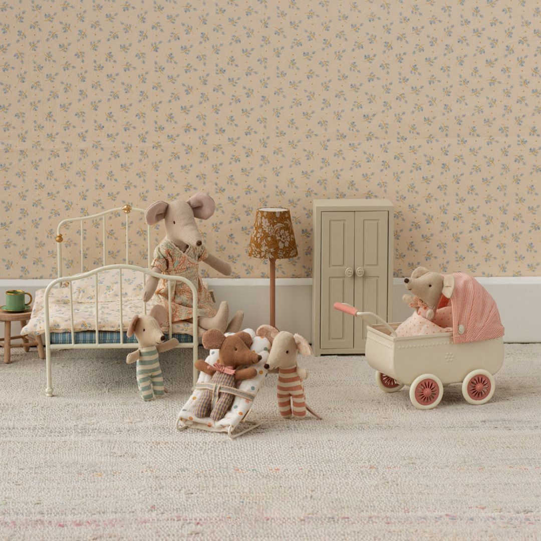 Maileg vintage kinderwagen van metaal in de kleur koraalrood en wit