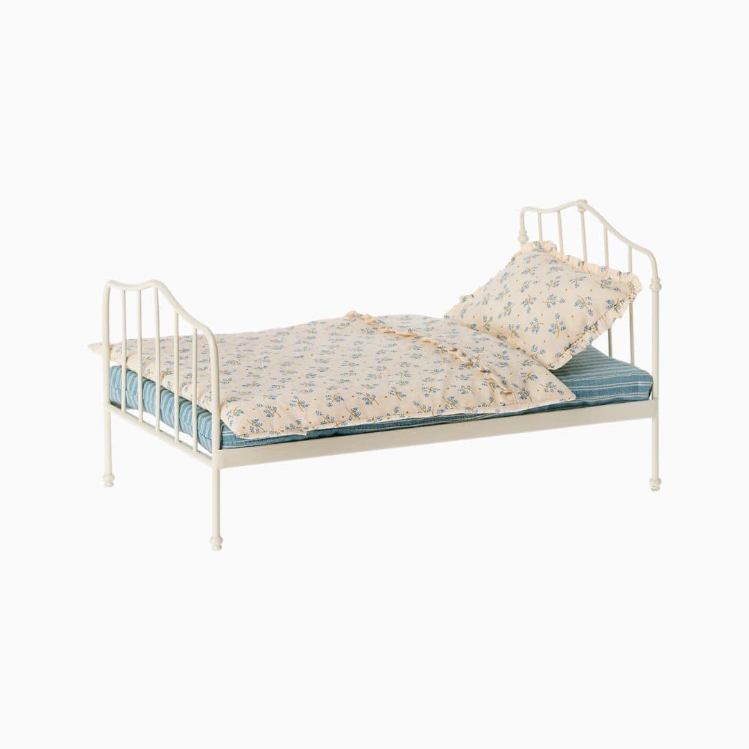 Maileg tweepersoonsbed in de kleur blauw