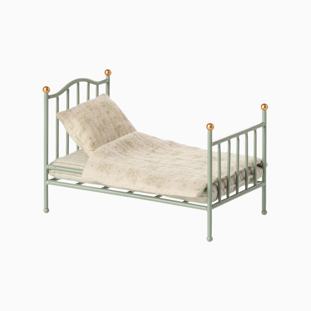 Maileg metalen bed in de kleur mintgroen