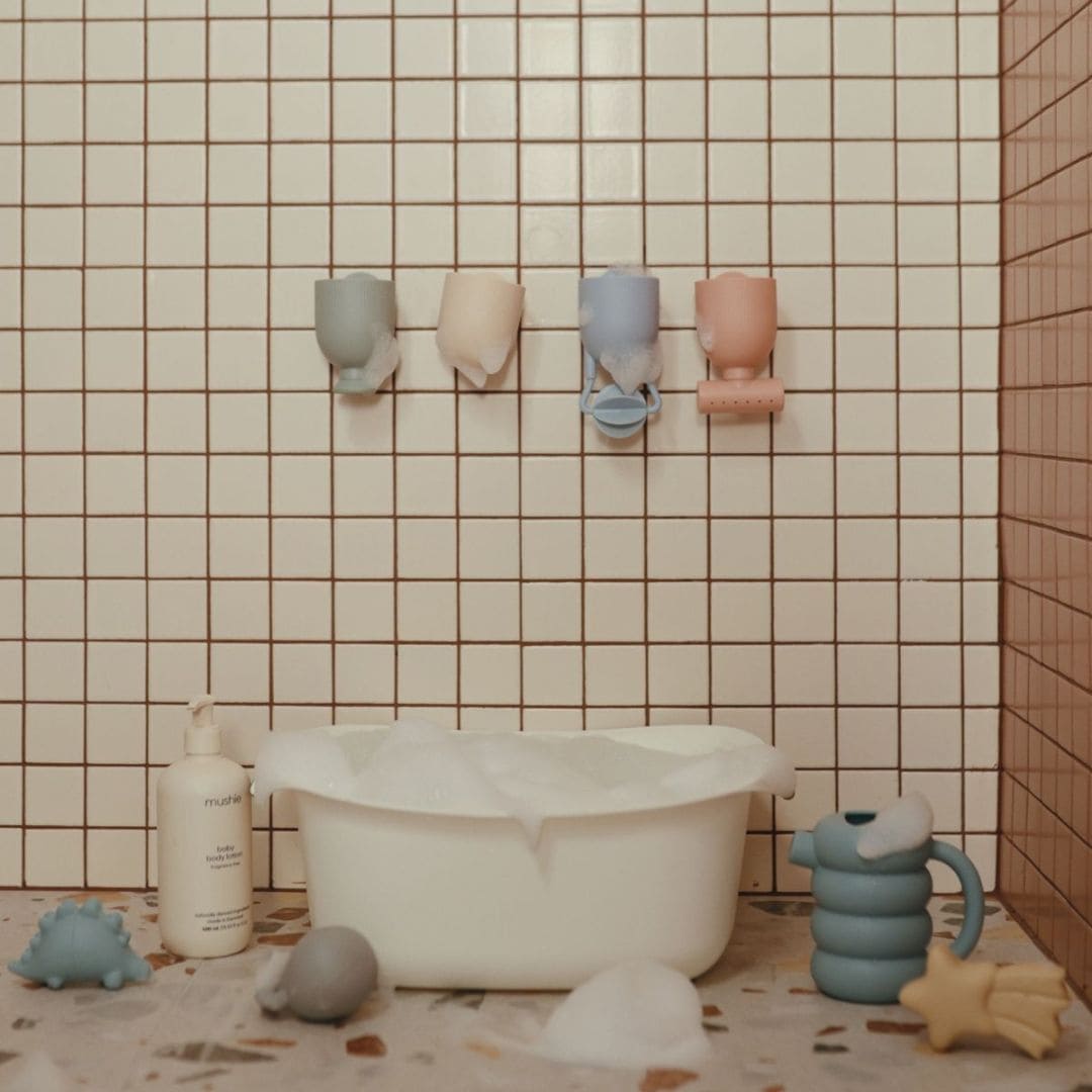 Mushie badspeelgoed met bekers en trechters om water te gaten