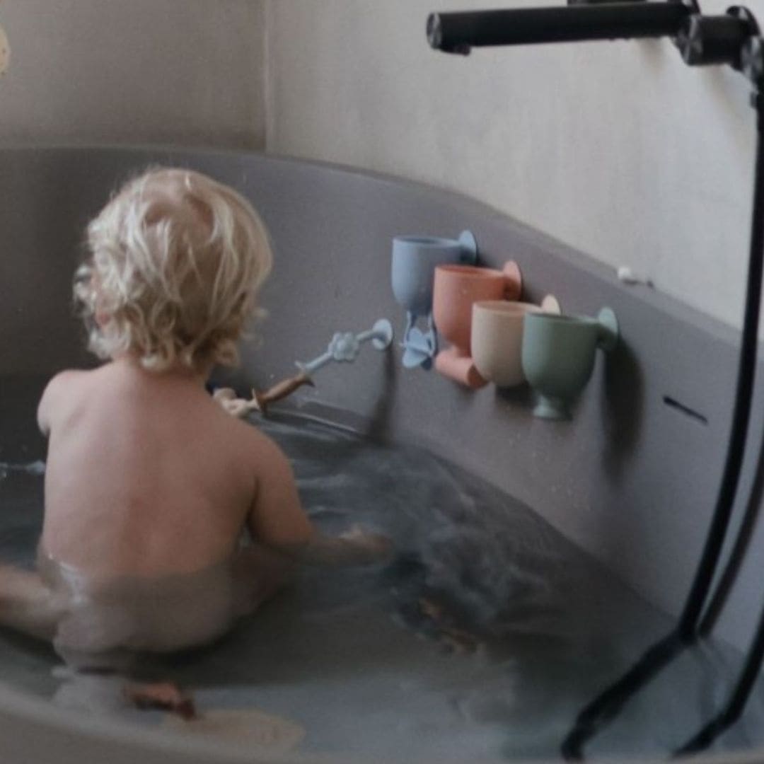 Mushie badspeelgoed met bekers en trechters om water te gaten