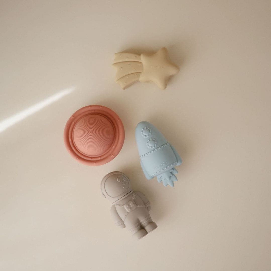 mushie badspeelgoed set met vier badspeeltjes in thema ruimte