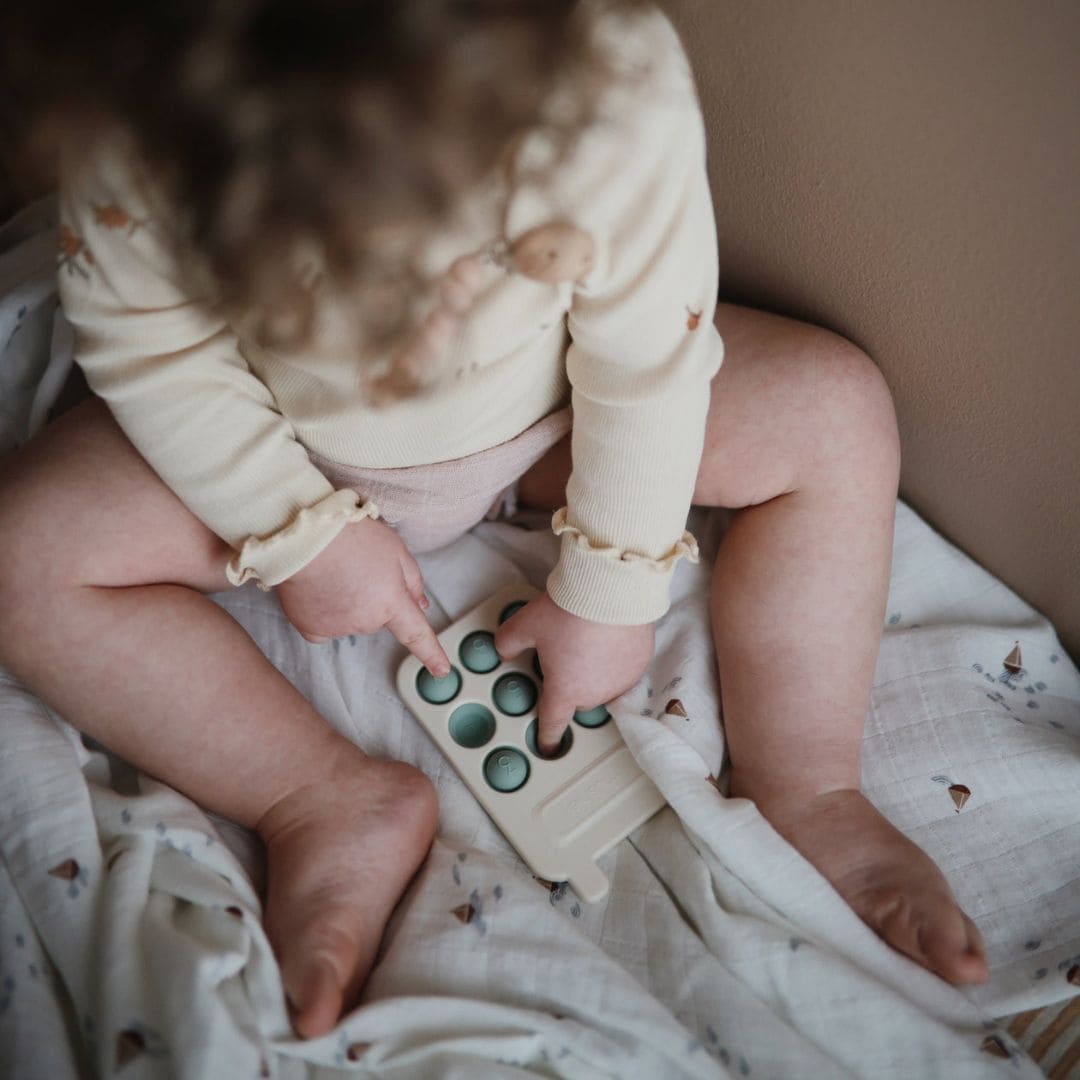 mushie press toy telefoon in de kleur dried thyme groen