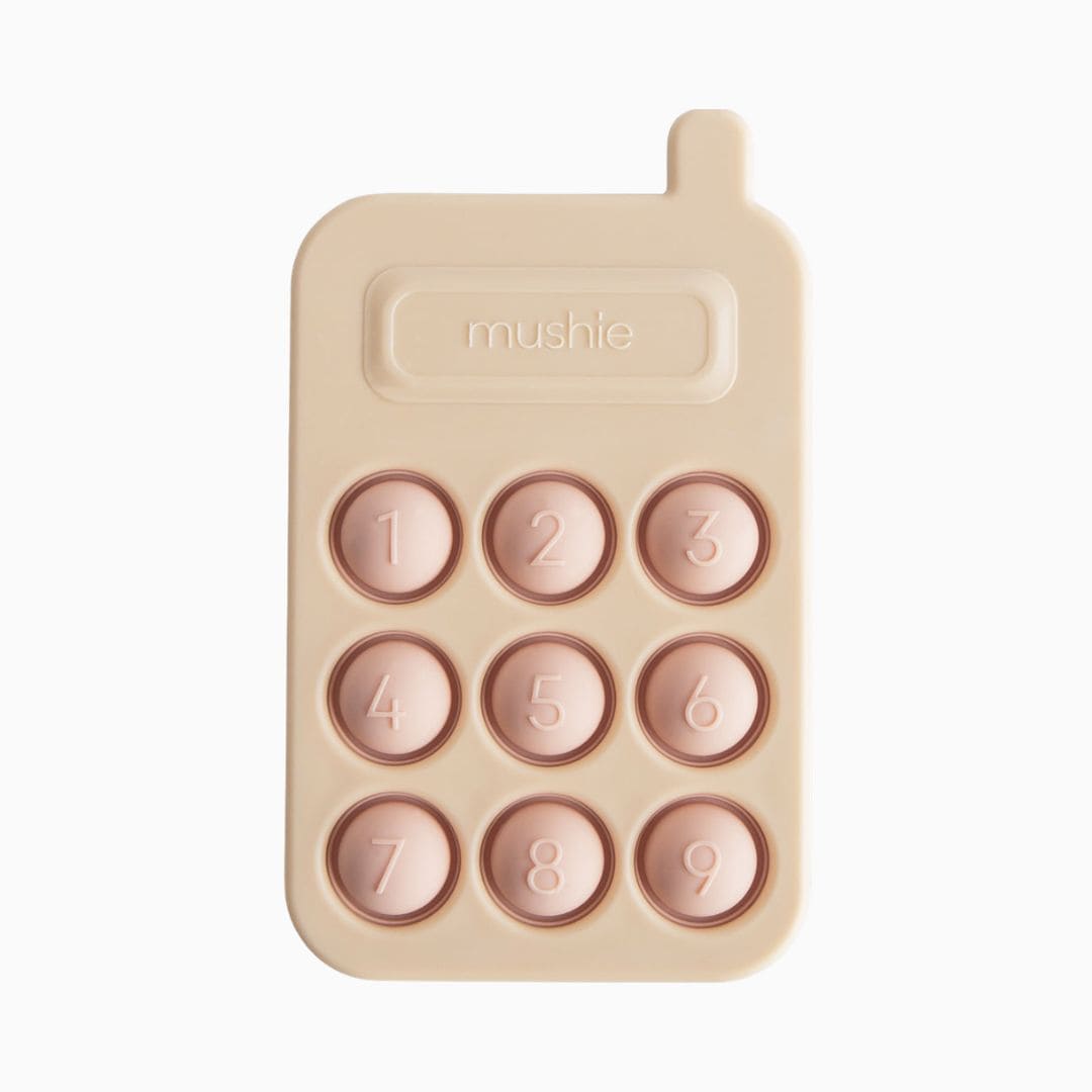 Mushie press toy telefoon in de kleur blush roze baby speelgoed
