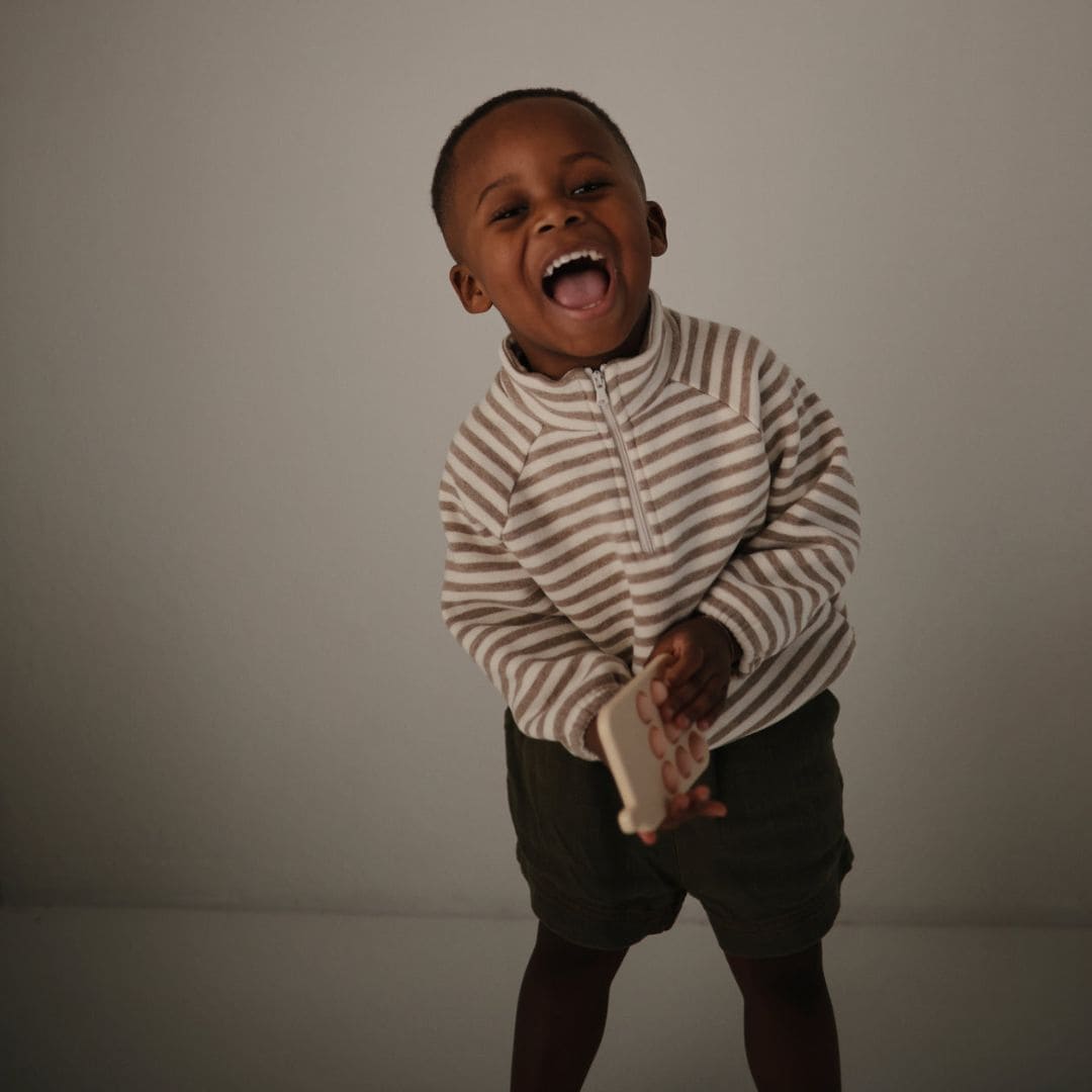 Mushie press toy telefoon in de kleur blush roze baby speelgoed