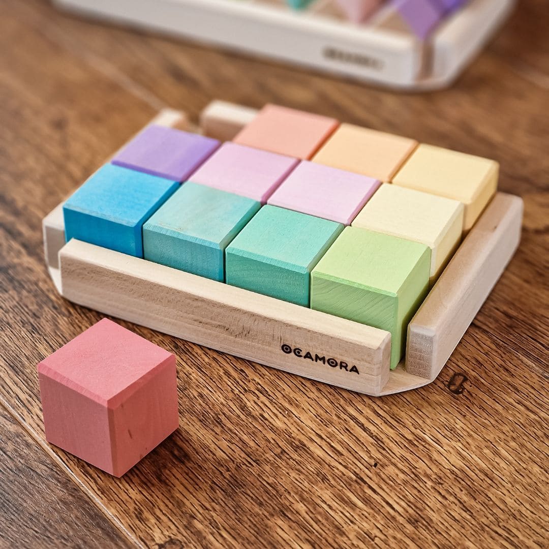 Ocamora eerste houten blokkenset in pastelkleuren met 12 vierkante houten blokken in een frame