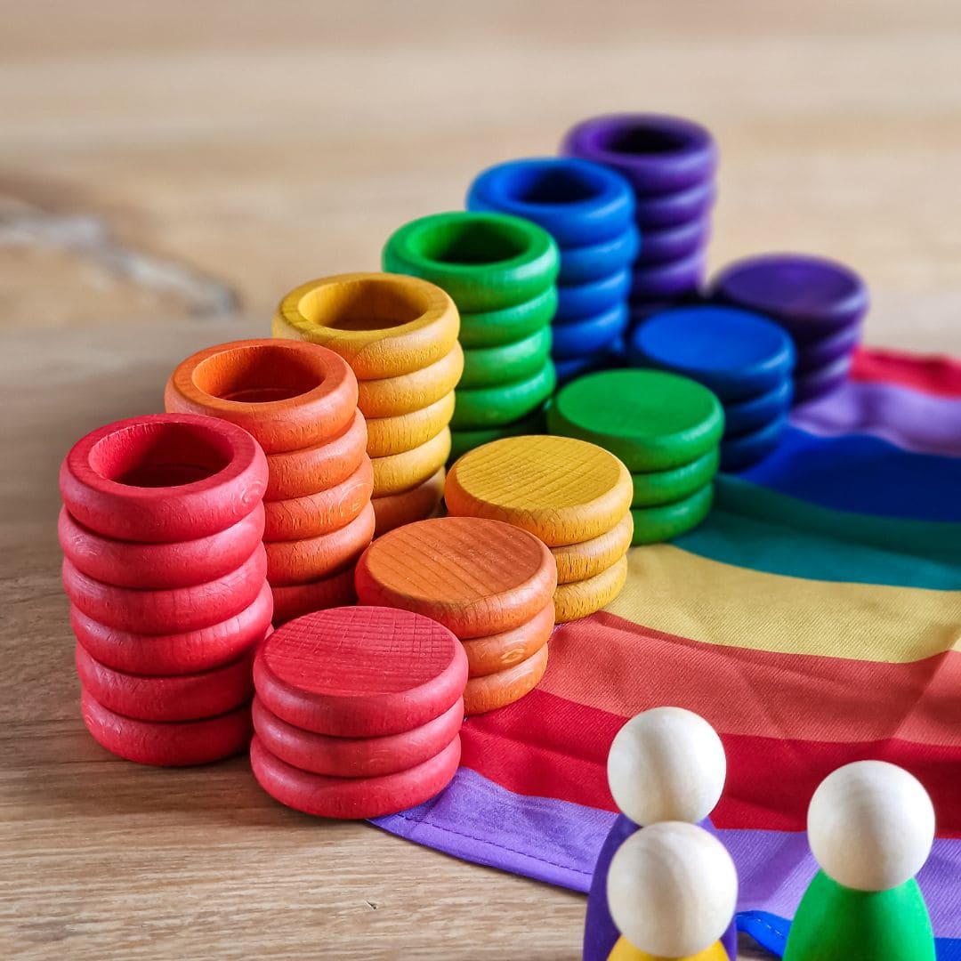 Open einde starterspeelset voor 0-2 jaar met objectpermanentiebox, speeldoek en grapat houten ringen, munten en poppetjes om objectpermantie te stimuleren en uit te nodigen tot fantasierijk en zelfstandig spel