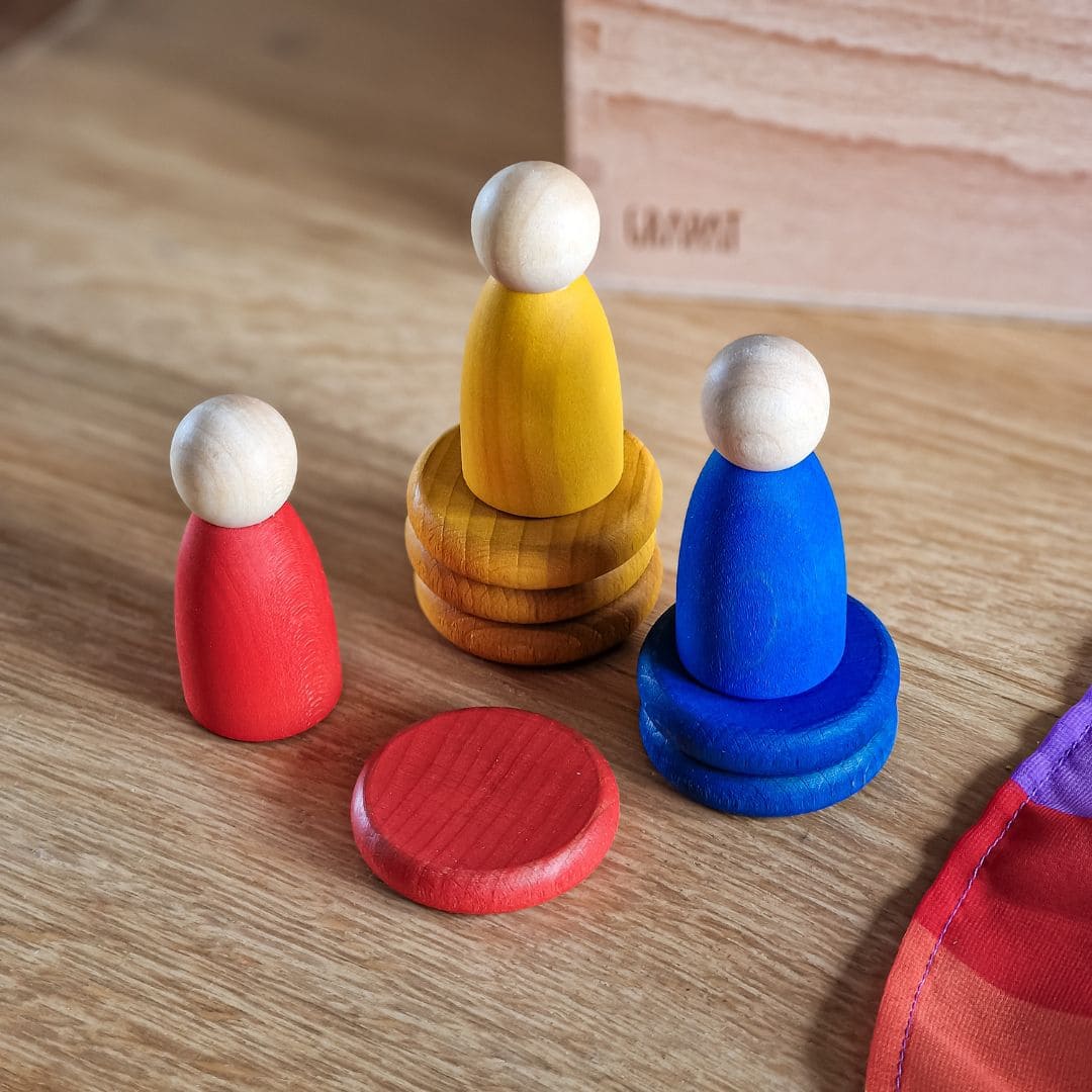 Open einde starterspeelset voor 0-2 jaar met objectpermanentiebox, speeldoek en grapat houten ringen, munten en poppetjes om objectpermantie te stimuleren en uit te nodigen tot fantasierijk en zelfstandig spel