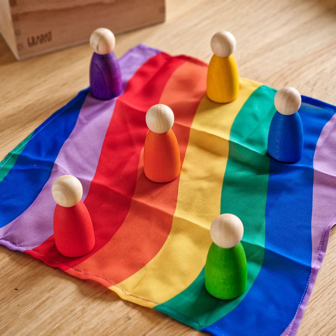 Open einde starterspeelset voor 0-2 jaar met objectpermanentiebox, speeldoek en grapat houten ringen, munten en poppetjes om objectpermantie te stimuleren en uit te nodigen tot fantasierijk en zelfstandig spel