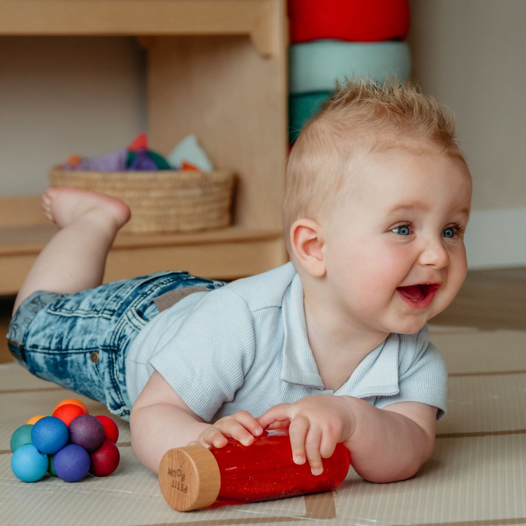 Petit Boum sensory bottle sensorische fles met glitters, pailletten en pompons in de kleur rood