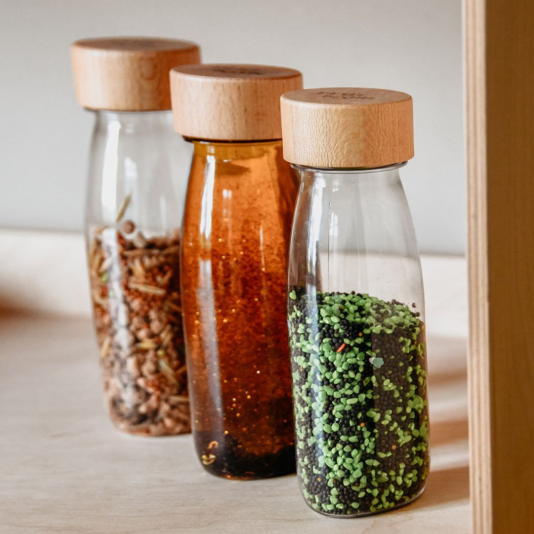 Petit Boum sensorische fles met glitters in de kleur sienna goudbruin